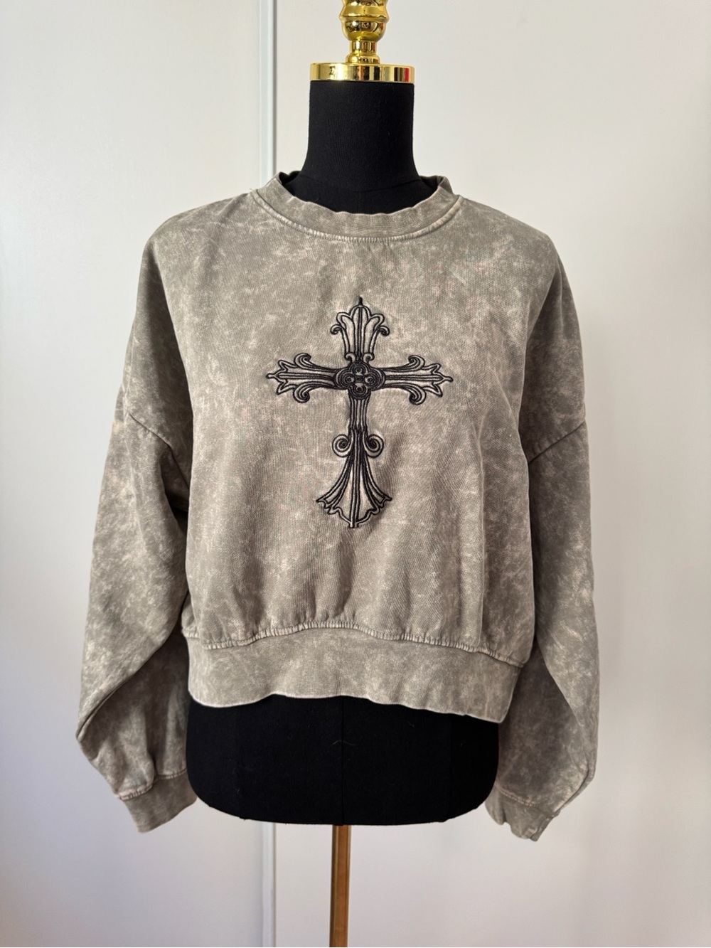 Daisy Street Cropped Cross Sweatshirt in Gray Like New